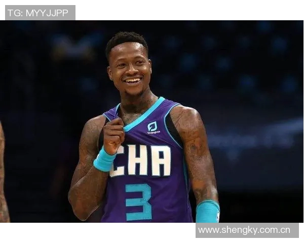 罗齐尔出庭时手铐脚镣加身穿着黄蜂队连帽衫引发关注 罗齐尔出庭时手铐脚镣加身穿着黄蜂队连帽衫引发关注