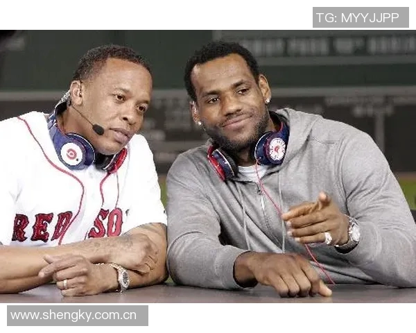 詹姆斯与画家亲密合影庆祝传递兄弟情谊与骄傲之情 詹姆斯与画家亲密合影庆祝传递兄弟情谊与骄傲之情